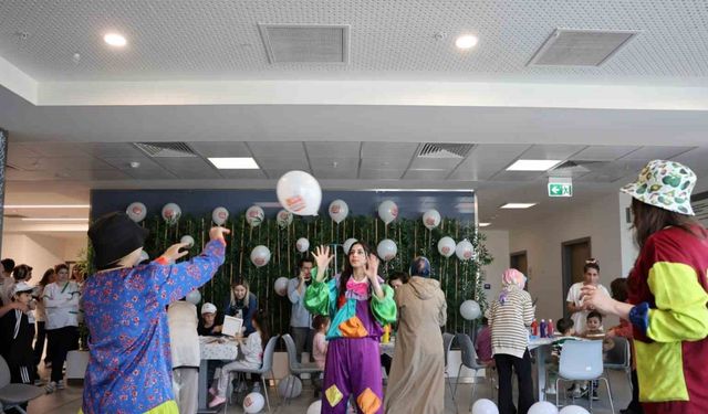 Hastanedeki çocuklara 23 Nisan sürprizi