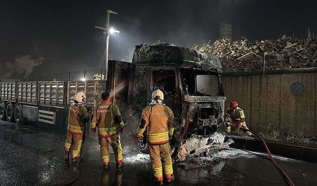 Hatay’da hurda yüklü tır alevlere teslim oldu