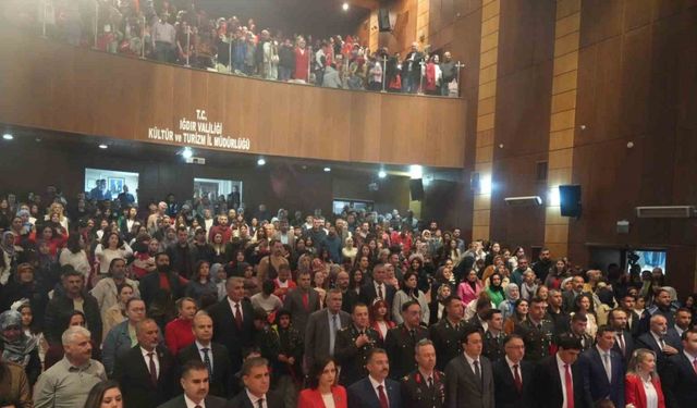 Iğdır’da yağışa rağmen aileler çocukları ile 23 Nisan kutlama programına akın etti