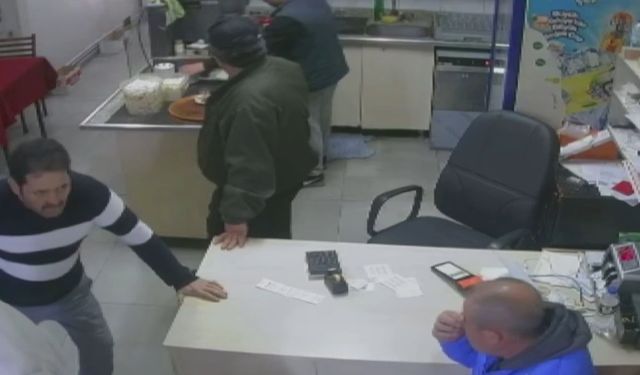 Kalp krizi geçiren vatandaş yardım istemek için kıraathaneye sığındı... O anlar kamerada