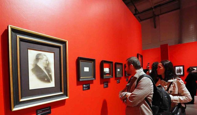 ’Karanlıkta Akan Bir Yıldız: Mustafa Kemal Atatürk’ sergisi İstanbul’da açıldı