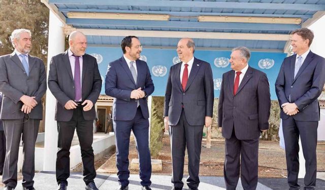 Kıbrıslı liderlerin ara bölgedeki görüşmesi başladı