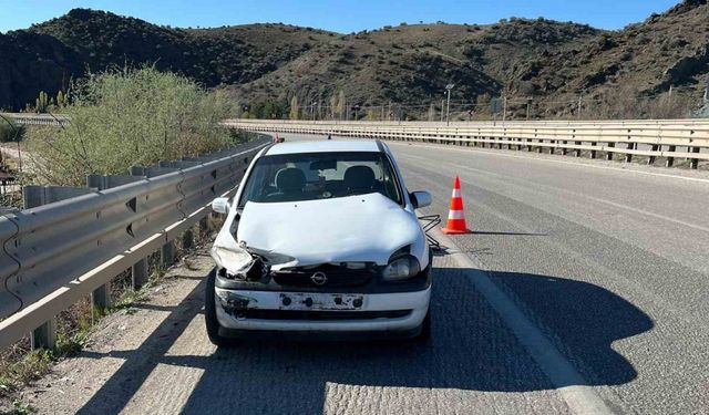 Kırıkkale’de otomobil bariyerlere çarptı: 1 yaralı