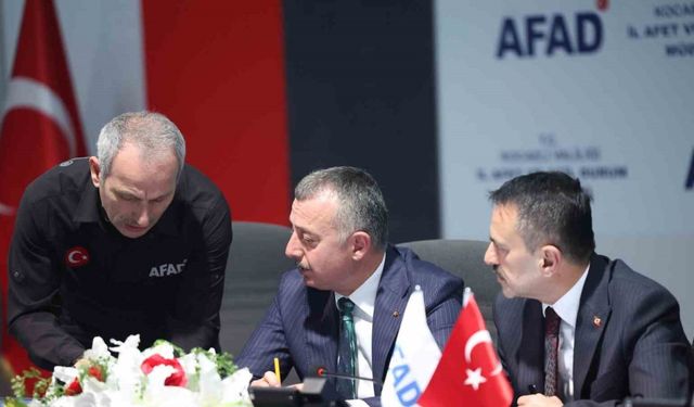Kocaeli Valisi Aktaş: "Panikleyen 23 kişi yüksekten atlayarak yaralandı"