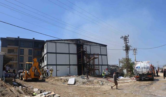 Korku dolu anlar, işçilerin kaldığı konteyner yatakhane alevlere teslim oldu