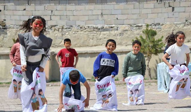 Köy okulunda öğrenciler unutulmaya yüz tutan 23 Nisan oyunlarıyla eğlendi