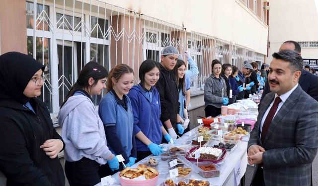 Lise öğrencileri kardeş okul için hayır panayırı düzenledi