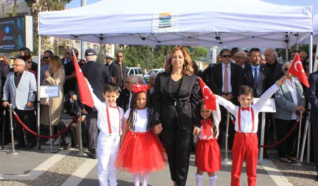 Marmaris’te 23 Nisan coşkusu çelenk sunma töreniyle başladı