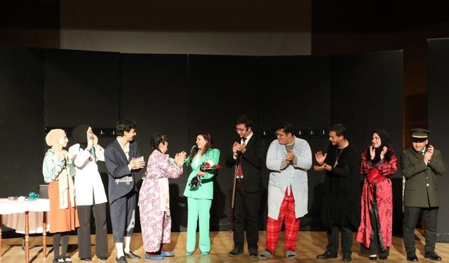 Mektep Melikgazi’nin oyuncuları performanslarıyla alkış topladı