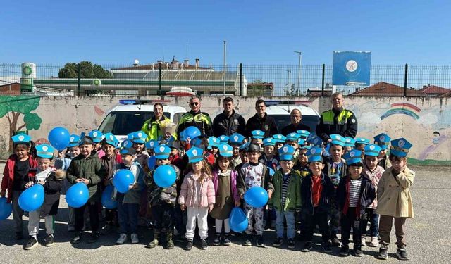 Minik öğrencilerden polislere sevgi seli