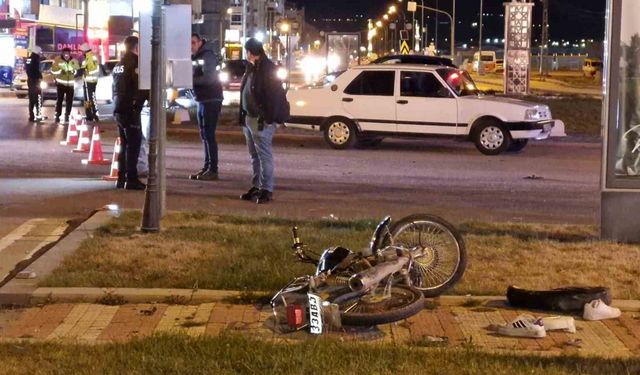 Otomobile çarpan motosiklet 15 metre ileriye savruldu: 1 ölü, 1 yaralı