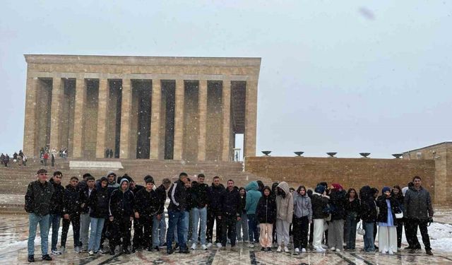 Pertekli öğrenciler Anıtkabir’i gezdi