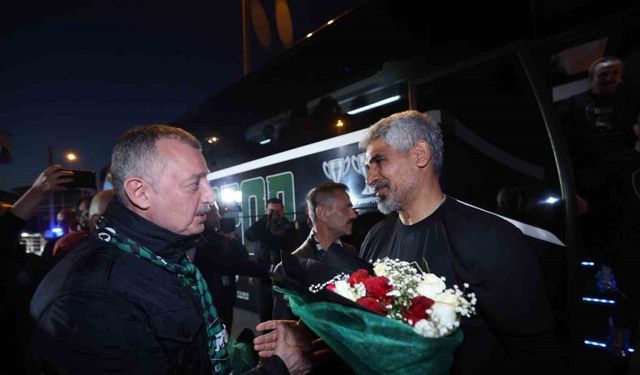 Şampiyon Kocaelispor’u protokol ve taraftar karşıladı