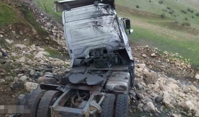Şırnak’ta tır şarampole devrildi: 3 yaralı