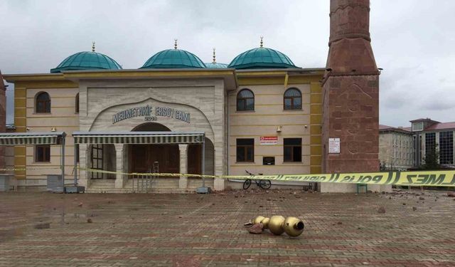 Sivas’ta cami minaresine yıldırım düştü