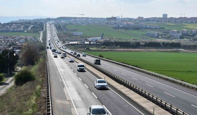 Tekirdağ-İstanbul yolunda tatil dönüşü yoğunluğu yaşanıyor