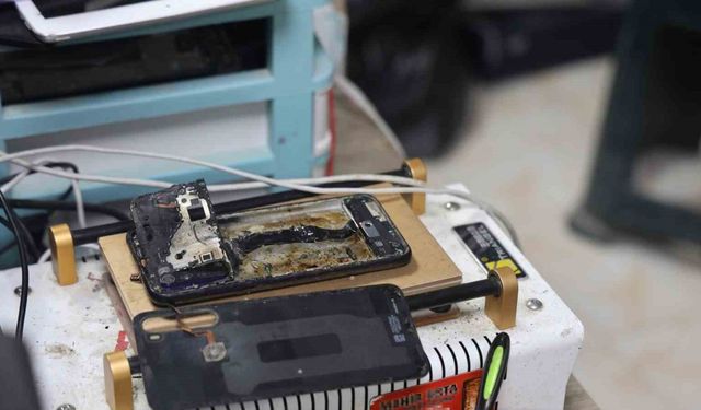 Telefon bataryası bomba gibi patladı, panik anı kamerada