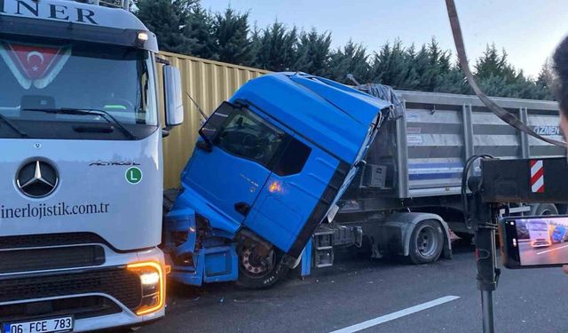 TEM’de yavaşlayan trafik zincirleme kazayı beraberinde getirdi