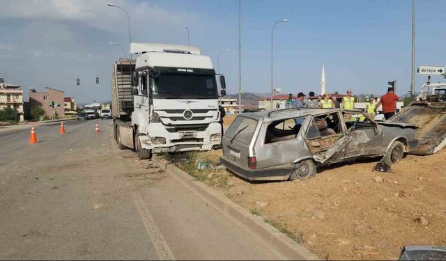 Tır ile çarpışan Tofaş hurdaya döndü: 4 yaralı