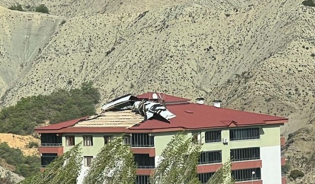 Tunceli’de etkili olan fırtına çatıları uçurdu