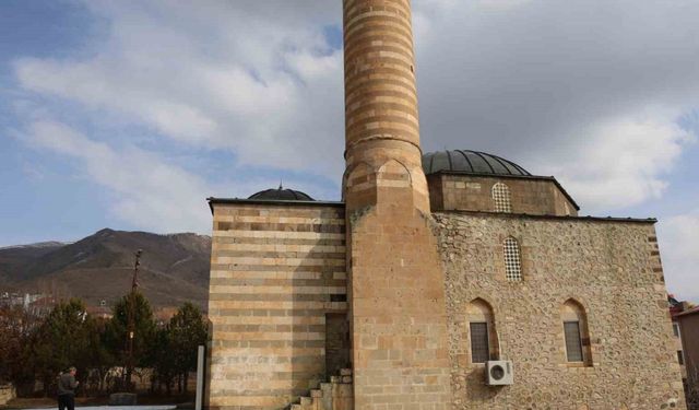 Türkiye’nin ilk taşınan tarihi camisi Sungur Bey, cemaatini ağırlamaya devam ediyor