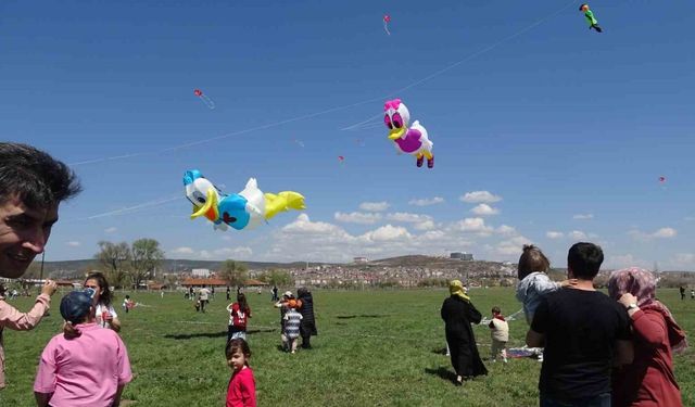 Uçurtma şenliği ile gökyüzü renklendi