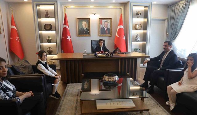 Vali makamını devralan 9 yaşındaki Ali Kemal koltuğun hakkını verdi
