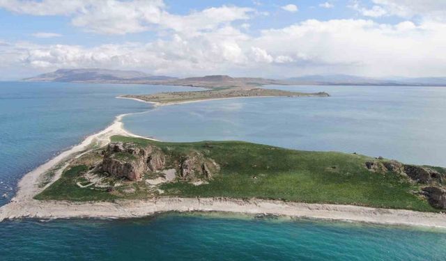 Van Gölü’nün el değmemiş güzelliği Çarpanak Adası