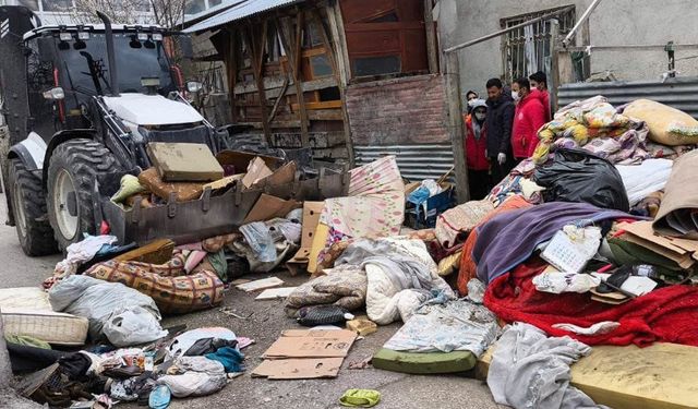 Van’da bir evden iki kamyon çöp çıktı