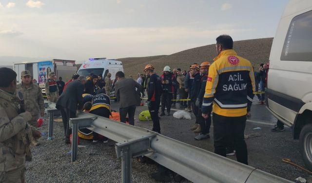 Van’da feci kaza: 6 ölü, 8 yaralı
