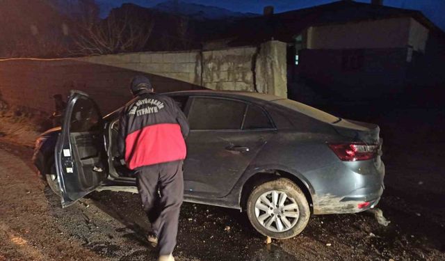 Van’da otomobil duvara çarptı: 3 yaralı