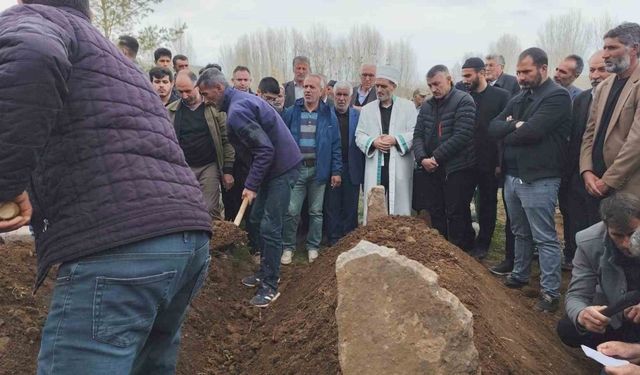 Van’daki trafik kazasında hayatını kaybeden baba ve iki kızı yan yana toprağa verildi