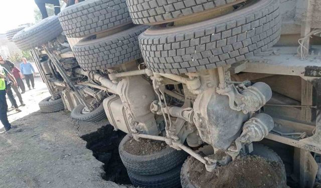 Yolun çökmesiyle kum yüklü kamyon devrildi