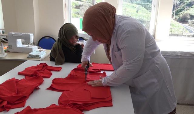 İyidere’de Halk Eğitim Merkezi kursiyerlerinden çocuklara 23 Nisan sürprizi