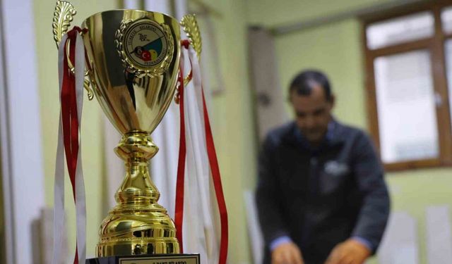 60 yaşında Türkiye Bilardo Şampiyonu mesleğiyle dikkat çekiyor