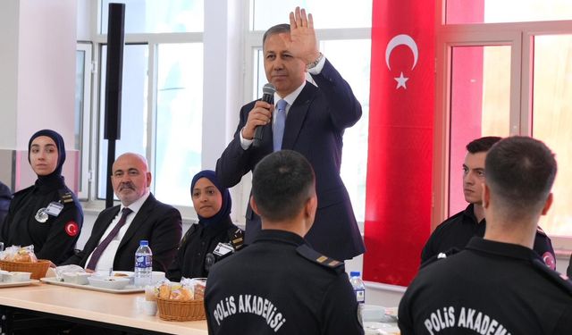 Bakan Yerlikaya, Polis Akademisinde öğrencilerle bir araya geldi