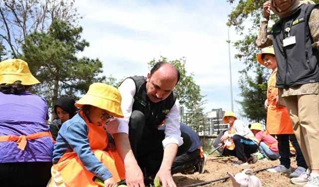 Başkan Altay özel gençlerle sebze fidesi dikti, en özel mehter takımını dinledi