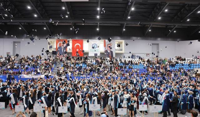 Bayburt’ta üniversite öğrencileri mezuniyet heyecanı yaşadı