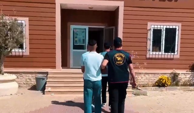 Çaldıkları motosikleti otlarla kapatıp sakladılar