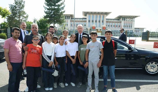 Cumhurbaşkanı Erdoğan, Adıyamanlı çocuklarla 15 Temmuz Şehitler Anıtı’nda buluştu