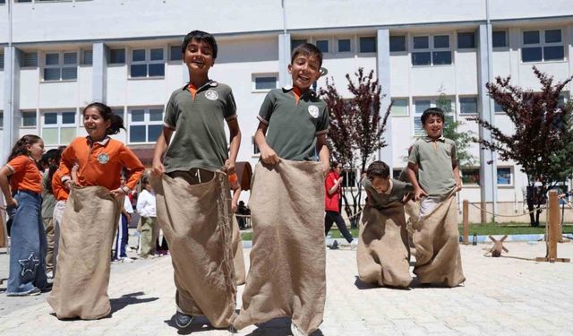 Elazığ’da ‘Geleneksel Oyun Tırı’ çocukları doyası eğlendirdi