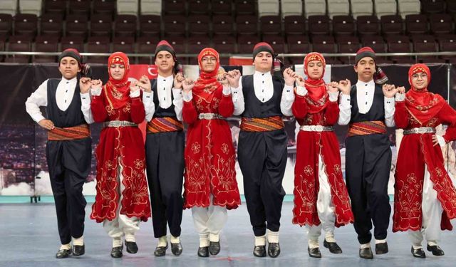 Elazığ’da halk oyunları yarışması renkli görüntüler oluşurdu