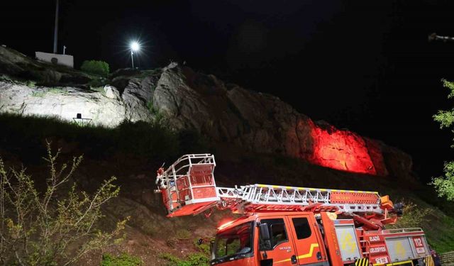 Elazığ’da kayalıklara çıkarak atlamak isteyen şahsı ekipler ikna etti