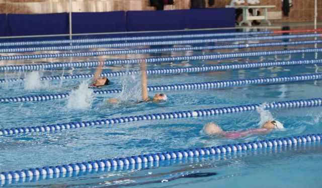 Elazığ’da minikler yüzme müsabakaları tamamlandı