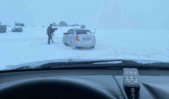 Erzurum’da araçlar karlı yolda kaldı, offroadçular yardıma koştu