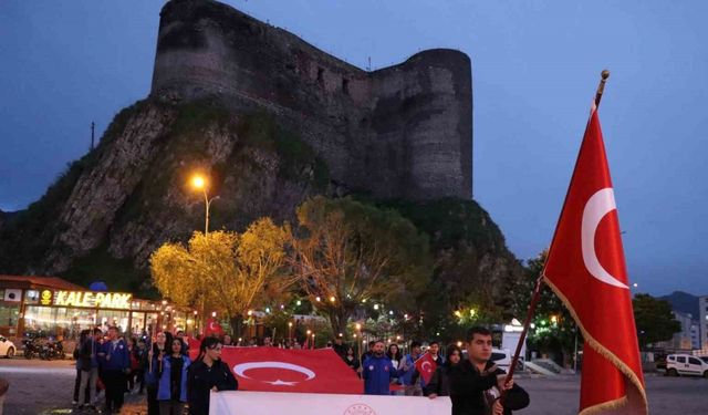 Gençler meşalelerle yürüdü