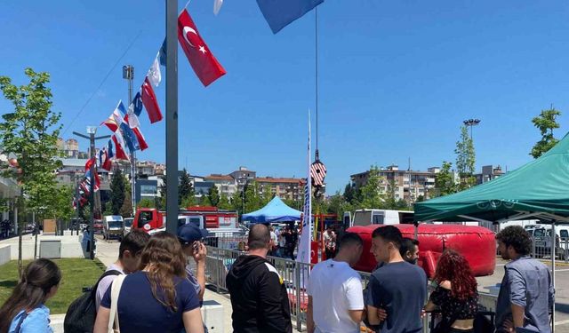 Gökyüzünde adrenalin dolu anlar: Çanakkale türküsünü söyledi