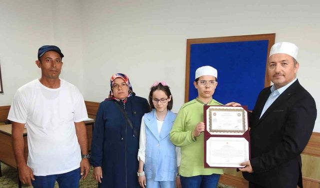 Görme engelli depremzede genç 15 ayda hafız oldu