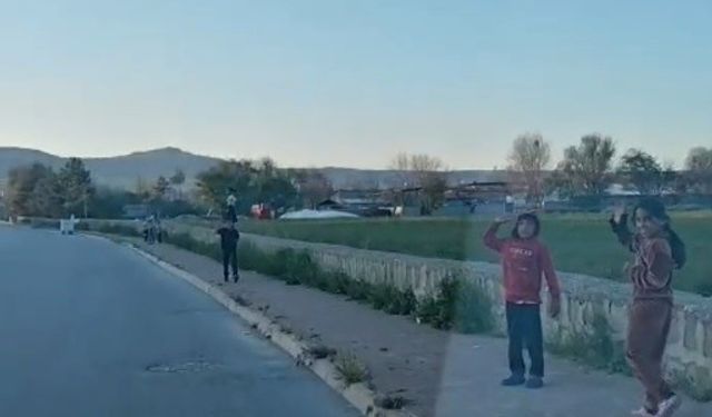 Kayseri’de yürek ısıtan görüntüler: Polisleri gördüler, selama durdular