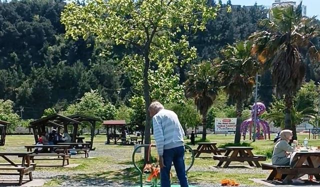 Köpeğin park keyfi görenlere tebessüm ettirdi